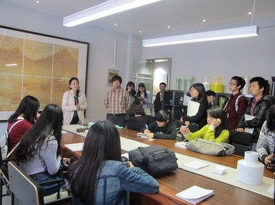 光影與人文的對話 學(xué)生記者走進曇華林，探秘舞臺藝術(shù)造型的幕后策劃